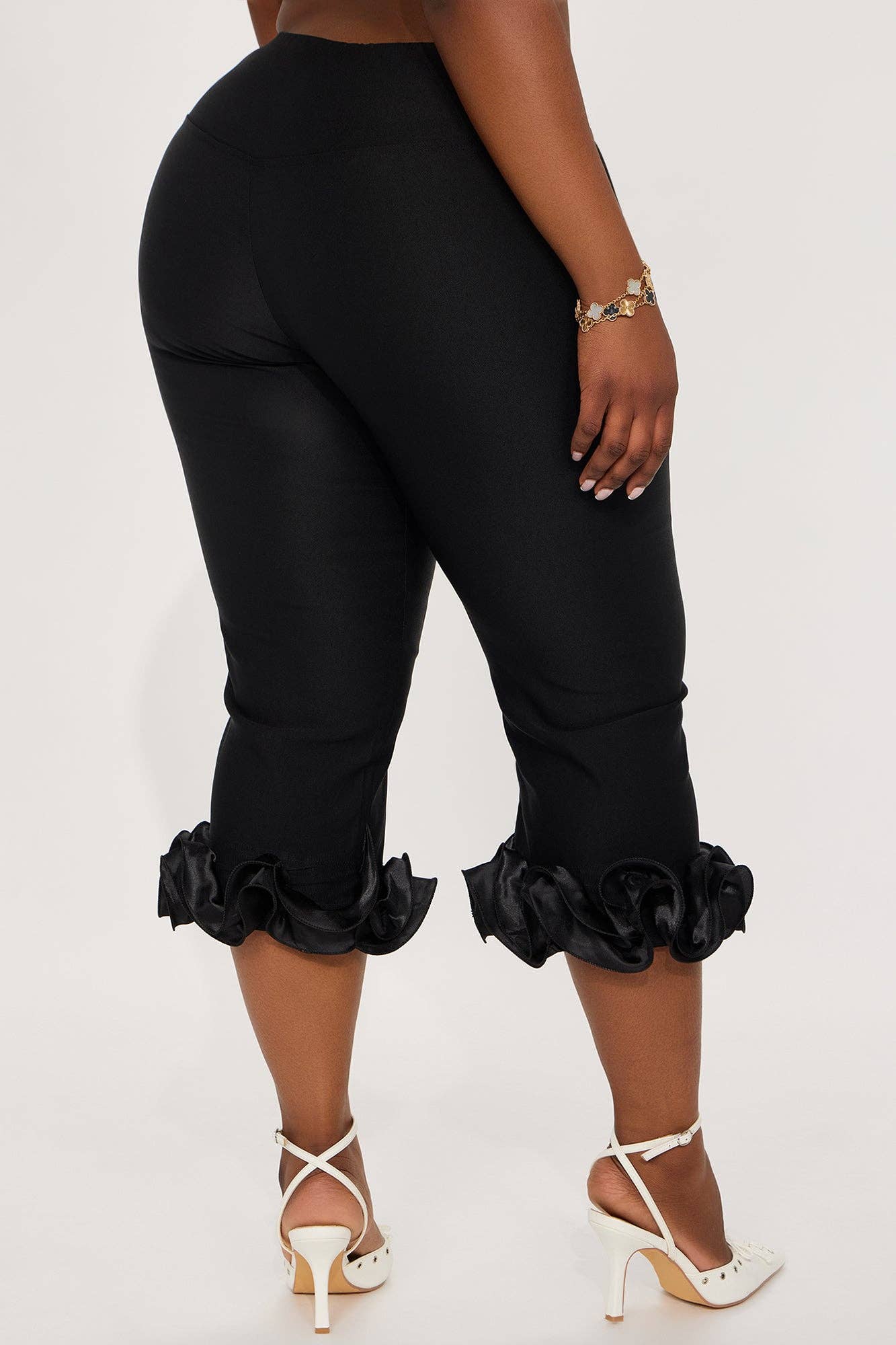RUFFLE HEM CAPRI PANTS