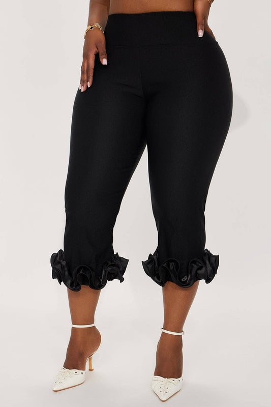 RUFFLE HEM CAPRI PANTS